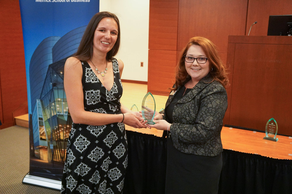 Assistant Dean Kathea Smith hands Human Resource Management Merit Award to Jenifer A. Agnes, B.S. ’17